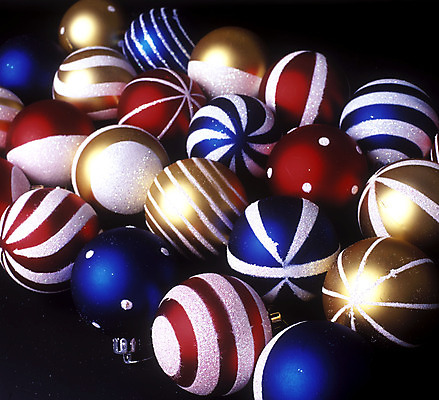 포토 JPG 해외이미지 크리스마스장식 크리스마스 검은배경 실내 사람없음 줄무늬 장식볼 오브젝트 오너먼트 해외202004 해외포토 기념일 백그라운드 무늬 내부 장식 검은색 파일형식 이미지허브