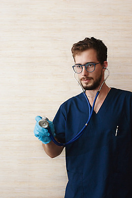 포토 JPG 해외이미지 스튜디오촬영 백인 직업 라이프스타일 응시 남자 행복 중년 유니폼 청진기 청소년 실내 병원 한명 서기 사람 아웃포커스 약 건강관리 의사 잡기 실험복 작업 전문직 흰배경 돌봄 의료성형뷰티 남자한명만 카피스페이스 해외202004 해외포토 서양인 1 시선 옷 감정 백그라운드 의학 의료기기 모션 촬영기법 건강 관리 성인 내부 생활 공백 의료진 흰색 가운 남자만 파일형식 이미지허브