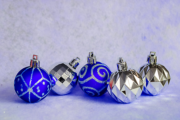 포토 JPG 해외이미지 크리스마스장식 크리스마스 실내 사람없음 파란색 장식볼 은색 오브젝트 일렬 보라색배경 오너먼트 해외202004 해외포토 기념일 컬러 백그라운드 내부 장식 보라색 파일형식 이미지허브