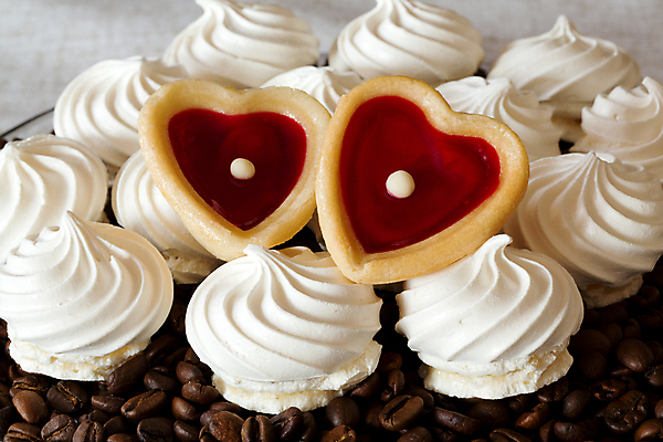 포토 JPG 해외이미지 접시 서양음식 실내 사람없음 쿠키 원두 하트 달콤 흰배경 머랭 해외202004 해외포토 모양 식기 커피 음식 백그라운드 디저트 내부 흰색 맛 파일형식 이미지허브