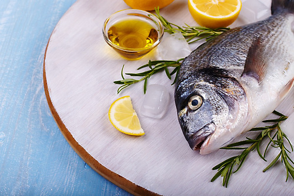 포토 JPG 해외이미지 사람없음 레몬 허브 향신료 파란배경 날것 도미 후추 로즈메리 해외202004 해외포토 식물 백그라운드 과일 어류 파란색 향미료 파일형식 이미지허브