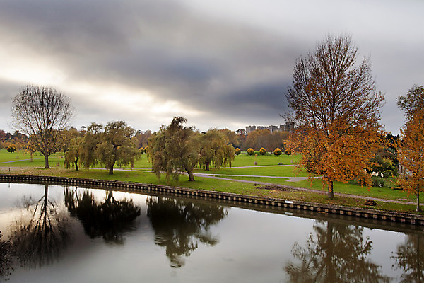 포토 JPG 해외이미지 나무 유럽 길 상징 무지개 잎 동화 영국 잉글랜드 사람없음 강 탑 황혼 궁전 가을 재산 왕 해외202004 해외포토 자연요소 식물 건축물 계절 나라 고건축 금융 일몰 파일형식 이미지허브