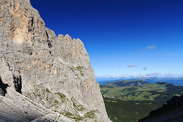 포토 JPG 해외이미지 유럽 자연 하늘 산 주택 그림자 풍경 사람없음 여름 파란색 계곡 맑음 이탈리아 등산 하이킹 바위 오두막 고도 묘사 오르기 알프스 해외202004 해외포토 계절 나라 컬러 모션 레저 날씨 건물 트래킹 돌_바위 생태계 파일형식 이미지허브