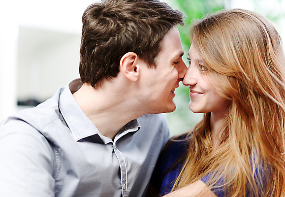 포토 JPG 해외이미지 백인 라이프스타일 긴머리 웰빙 커플 여유 2 의자 포옹 휴식 키스 주택 함께함 실내 사랑 앉기 20대 두명 30대 인테리어 소파 금발 평화 귀여움 침묵 흰색 입 달콤 만족 조용 해외202004 해외포토 서양인 헤어스타일 디자인 감정 컬러 가구 컨셉 관계 안기 모션 사람 청년 내부 건물 생활 신체부위 장년 소리 맛 애정표현 파일형식 이미지허브