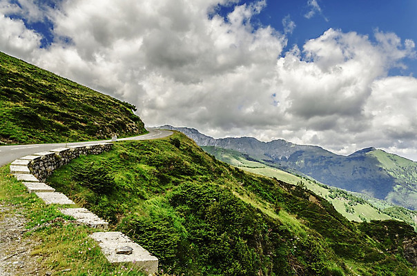 포토 JPG 해외이미지 나무 구름 응시 유럽 도로 길 여행 겨울 자연 하늘 산 그림자 풍경 사람없음 야외 초록색 파란색 빛 컬러풀 환경 계곡 흰색 스페인 숲 땅 언덕 내추럴 넘어짐 방법 해외202004 해외포토 자연요소 식물 시선 계절 나라 컬러 교통시설 모션 생태계 파일형식 이미지허브