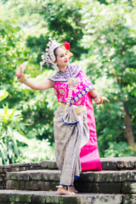 포토 JPG 해외이미지 모델 전통 드레스 옷 여자 행복 아시아 문화 얼굴 백그라운드 불교 태국 미술 한명 미소 사람 동양인 성인 컬러풀 유행 축제 공연 댄서 수확 춤 역사 황금 우아함 실크 쇼 옛날 스타일 해외202004 해외포토 직업 1 감정 나라 종교 컬러 컨셉 농업 문화예술 표정 인종 이벤트 신체부위 직물 파일형식 이미지허브