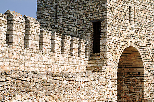 포토 JPG 해외이미지 유럽 벽 바다 하늘 유물 벽돌 경비 풍경 사람없음 초록색 궁전 바위 흰색 성 역사 중앙 아치 대문 장면 불가리아 옛날 파멸 해외202004 해외포토 전통 건축물 나라 컬러 컨셉 고건축 안전 문 돌_바위 보호 파일형식 소멸 남유럽 이미지허브