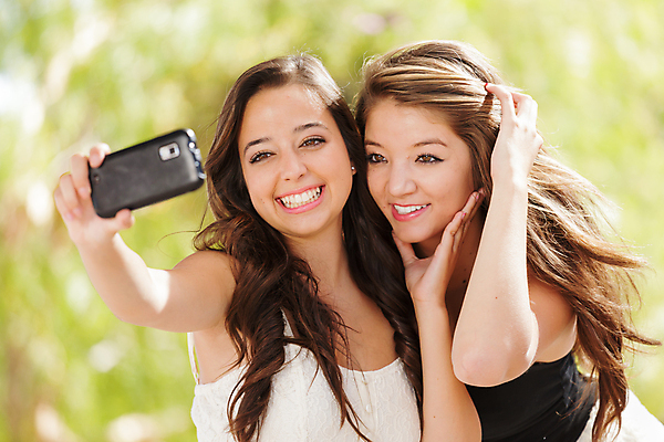 포토 JPG 해외이미지 여자 포즈 2 청소년 모바일 세포 사람 성인 야외 두명 친구 전자제품 스마트폰 핸드폰 컴퓨터 사진촬영 전화기 그림 혼혈 해외202004 해외포토 관계 스마트기기 촬영 다문화 파일형식 이미지허브