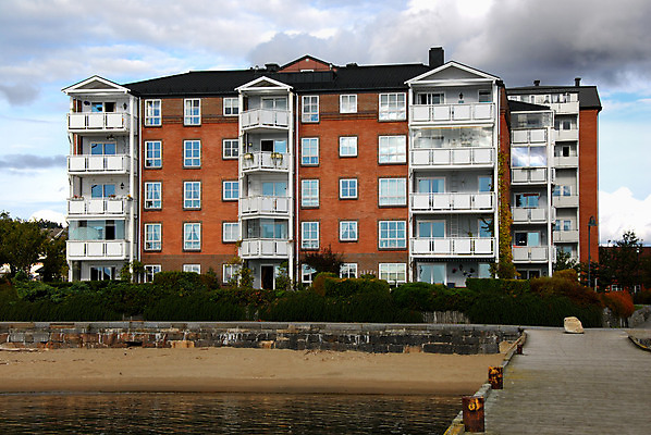 포토 JPG 해외이미지 외관 선 벽 돈 건축양식 창문 벽돌 아파트 주택 돌담 노르웨이 사람없음 건물 빨간색 금융 파란색 갈색 탑 항구 발코니 도시 수집 서식 투자 보험 해외202004 해외포토 건축물 건축 유럽 컬러 비즈니스 교통시설 경제 담장 돌_바위 재산 파일형식 이미지허브