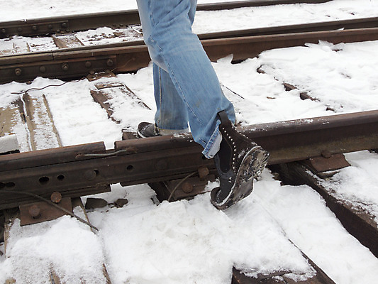 포토 JPG 해외이미지 남자 산업 여행 백그라운드 신발 2 겨울 교통시설 부츠 파노라마 사람 성인 사람없음 야외 파란색 검은색 흰색 청바지 트랙 바둑 단계 건너기 방법 철강 혼자 해외202004 해외포토 계절 컬러 교통 바지 모션 놀이 촬영기법 시설 파일형식 이미지허브