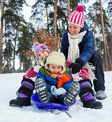 포토 JPG 해외이미지 계절 딸 아들 어린이 겨울 가족 놀이 엄마 함께함 사랑 웃음 야외 세명 기쁨 흰색 아기 시간 소나무 숲 속도 보안 썰매 주말 세대 언니 남동생 비명 눈내림 해외202004 해외포토 나무 감정 컬러 컨셉 관계 눈_날씨 표정 안전 사람 자매 동생 파일형식 이미지허브