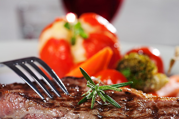 포토 JPG 해외이미지 식기 음식 포크 잎 토마토 채소 유리 치즈 육류 스테이크 비프스테이크 사람없음 빨간색 초록색 물 반사 와인 식사 저녁식사 줄무늬 샐러드 소고기 신선 그릴 굽기 먹기 로즈메리 점심식사 등심 해외202004 해외포토 자연요소 식물 컬러 무늬 식재료 모션 재질 주방용품 유제품 주류 서양음식 구이 허브 파일형식 이미지허브