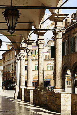 포토 JPG 해외이미지 유럽 문화 여행 건축양식 하늘 사람없음 야외 건물 파란색 탑 이탈리아 궁전 도시 중세 역사 재산 타운 옛날 해외202004 해외포토 건축물 건축 나라 컬러 고건축 금융 파일형식 이미지허브