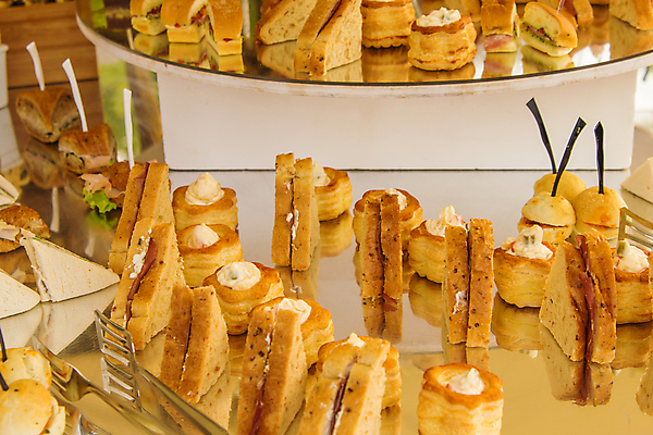 포토 JPG 해외이미지 음식 빵 탁자 치즈 샌드위치 사람없음 파티 거울 추위 햄 뷔페 타르트 해외202004 해외포토 가구 유제품 육류 이벤트 파이_빵 파일형식 이미지허브