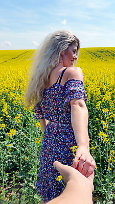 포토 JPG 해외이미지 식물 라이프스타일 계절 꽃 행복 백그라운드 꽃무늬 밭 농업 자연 하늘 한명 사람 풍경 야외 여름 농작물 컬러풀 금발 농장 노란색 환경 봄 자유 벚꽃 시골 개화 숲 언덕 유채 질감 내추럴 밭일 카놀라 해외202004 해외포토 1 헤어스타일 감정 산업 컬러 컨셉 무늬 생활 생태계 파일형식 이미지허브