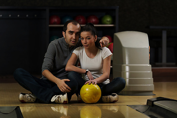 포토 JPG 해외이미지 백인 라이프스타일 커플 여자 남자 행복 스포츠 포즈 장난 공 청소년 놀이 함께함 실내 사랑 설명 미소 사람 성인 두명 반사 강사 우정 기쁨 잡기 도움 가르침 볼링 보여주기 사춘기 해외202004 해외포토 서양인 직업 교육 감정 컨셉 관계 모션 표정 내부 생활 친구 구기 파일형식 이미지허브