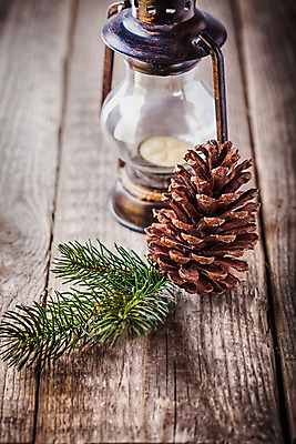 포토 JPG 해외이미지 크리스마스 탁자 휴가 프레임 실내 사람없음 목재 가로 컬러풀 화환 골동품 시골 축하 솔방울 구식 옛날 해외202004 해외포토 나무 기념일 꽃 컬러 가구 컨셉 재료 내부 파일형식 이미지허브