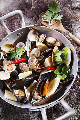 포토 JPG 해외이미지 조개 실내 사람없음 그물 냄비 레몬 홍고추 홍합 나무주걱 나무배경 해외202004 해외포토 백그라운드 과일 고추 어패류 내부 목재 솥 주걱 파일형식 이미지허브