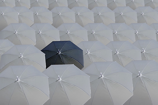 포토 JPG 해외이미지 백그라운드 컨셉 우산 사람없음 빨간색 우주 검은색 군중 혼자 해외202004 해외포토 컬러 사람 파일형식 이미지허브