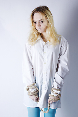 포토 JPG 해외이미지 백인 여자 밧줄 컨셉 스트레스 건강 병원 한명 사람 치료 약 고통 환자 슬픔 고독 질병 묶기 문제 우울감 우울증 정신과 트러블 의료성형뷰티 해외202004 해외포토 서양인 1 감정 줄 의학 모션 파일형식 이미지허브