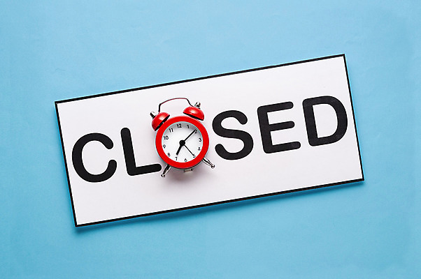 포토 JPG 해외이미지 배너 시계 백그라운드 컨셉 사람없음 빨간색 파란색 단어 상점 시간 끝 공포 종료 카피스페이스 해외202004 해외포토 문자 컬러 공백 파일형식 이미지허브