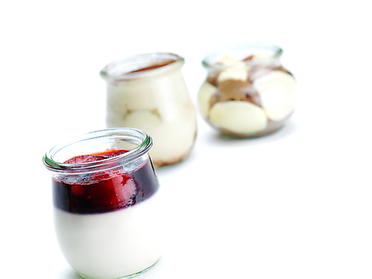 포토 JPG 해외이미지 실내 종류 사람없음 다양 세개 흰배경 푸딩 해외202004 해외포토 다수 백그라운드 디저트 3 내부 흰색 파일형식 이미지허브