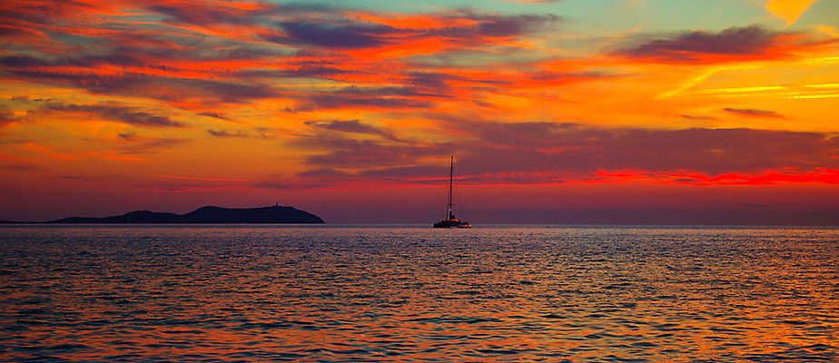 포토 JPG 해외이미지 물결 스포츠 바다 섬 여행 백그라운드 요트 오렌지 자연 하늘 아침 파노라마 풍경 사람없음 빨간색 물 여름 파란색 빛 컬러풀 태양 반사 일출 맑음 황혼 일몰 새벽 보트 스페인 황금 저녁 웨이브 함선 천국 광 수평선 해외202004 해외포토 주간 자연요소 계절 유럽 컬러 배_교통 과일 날씨 촬영기법 노을 야간 생태계 파일형식 이미지허브