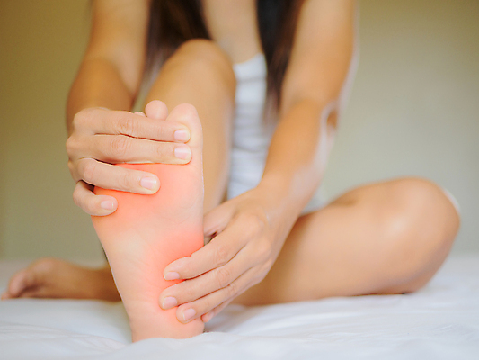 포토 JPG 해외이미지 백인 손 여자 백그라운드 신체 맨발 발 건강 사람 사람없음 치료 빨간색 약 고통 흰색 마사지 상처 피부 테라피 발목 고립 돌봄 벌거벗은 양발 유일 해외202004 해외포토 서양인 감정 컬러 의학 모션 신체부위 뷰티 파일형식 이미지허브