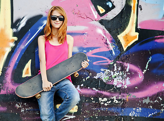 포토 JPG 해외이미지 백인 라이프스타일 여자 행복 백그라운드 거리 한명 미소 사람 성인 10대 빛 청춘 선글라스 유행 기쁨 흰색 도시 스케이트보드 그래피티 시원함 빨간머리 내추럴 스타일 해외202004 해외포토 서양인 1 헤어스타일 감정 안경 컬러 컨셉 청소년 표정 생활 보드_스포츠 낙서 그림 파일형식 이미지허브