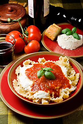 포토 JPG 해외이미지 전통 음식 빵 다이어트 토마토 유리 치즈 함께함 파스타 스파게티 사람없음 빨간색 주방 와인 저녁식사 양념 플랫 지중해 바질 여왕 점심식사 해외202004 해외포토 바다 컬러 컨셉 채소 재질 유제품 주류 서양음식 건강 식사 파일형식 이미지허브