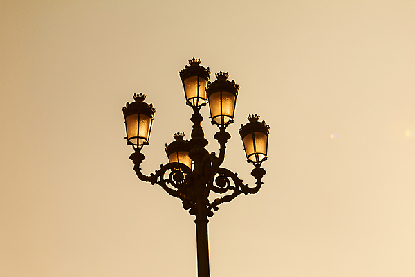 포토 JPG 해외이미지 전통 외관 유럽 가로등 유리 하늘 불꽃 왕관 조명 서기 사람없음 세로 빛 금속 힘 일몰 수확 골동품 등불 램프 기둥 철 질감 복고 문학 봉 구식 옛날 해외202004 해외포토 공공시설 건축 나라 농업 모션 재질 불 노을 파일형식 이미지허브