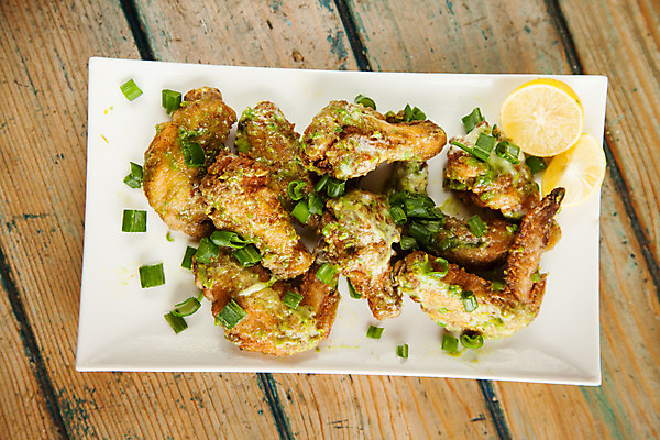 포토 JPG 해외이미지 접시 음식 날개 다이어트 채소 고추 탁자 양파 건강 마늘 육류 요리 동양인 사람없음 목재 초록색 식사 저녁식사 치킨 추위 튀김 신선 뜨거움 맛 그릴 바비큐 굽기 먹기 레몬 향신료 속도 매움 날것 점심식사 절임 해외202004 해외포토 나무 식기 컬러 가구 컨셉 과일 식재료 재료 모션 주방용품 인종 구이 닭고기요리 향미료 파일형식 이미지허브