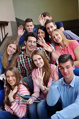 포토 JPG 해외이미지 학생 여자 남자 안경 학교 청소년 함께함 들기 앉기 여러명 옆모습 태블릿 계단 손인사 십대만 해외202004 해외포토 잡화 교육 뷰포인트 다수 컨셉 모션 사람 전자제품 스마트기기 인사 파일형식 이미지허브