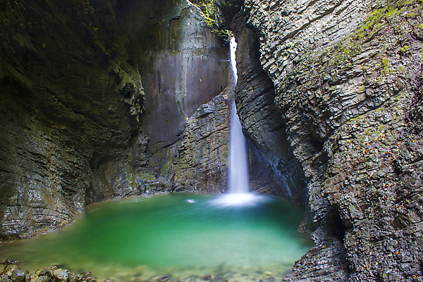 포토 JPG 해외이미지 공원 여행 모션 자연 산 사람없음 야외 초록색 물 여름 강 환경 폭포 하이킹 젖음 흐름 탐험 가을 바위 신선 구멍 개울 동굴 숲 부식 그림 알프스 지하 내추럴 때리기 석회암 슬로베니아 전국 해외202004 해외포토 자연요소 계절 공공시설 유럽 컬러 컨셉 레저 암석 돌_바위 생태계 파일형식 이미지허브