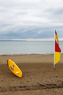 포토 JPG 해외이미지 영어 모래 바다 여행 백그라운드 자연 하늘 휴가 잉글랜드 안전 사람없음 물 여름 노란색 믿음 긴급 깃발 반지 도움 서핑보드 절약 서핑 구출 위험 휴양지 지역 드라마 규칙 순찰 안전요원 헬프 생존 존경 해외202004 해외포토 자연요소 문자 계절 감정 컬러 컨셉 장신구 영국 장소 수상스포츠 보드_스포츠 생태계 파일형식 이미지허브