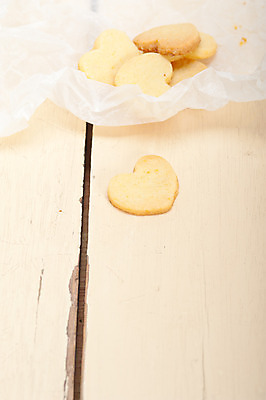 포토 JPG 해외이미지 디저트 사람없음 쿠키 하트 포장지 베이지색 종이호일 해외202004 해외포토 모양 음식 컬러 포장 파일형식 이미지허브