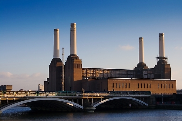 포토 JPG 해외이미지 영어 산업 건축양식 영국 잉글랜드 굴뚝 사람없음 힘 발전소 에너지 버리기 런던 구식 썩음 해외202004 해외포토 문자 건축 유럽 모션 파일형식 이미지허브