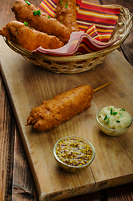 포토 JPG 해외이미지 실내 사람없음 바구니 머스터드 냅킨 종지 핫도그 마요네즈 나무도마 맛있는 나무배경 해외202004 해외포토 그릇 음식 백그라운드 도마 패스트푸드 내부 목재 소스_음식 파일형식 이미지허브