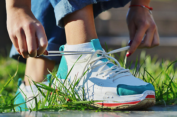 포토 JPG 해외이미지 학생 라이프스타일 계절 공원 여자 행복 스포츠 백그라운드 운동화 신발 자연 넥타이 휴식 건강 관리 사람없음 야외 초록색 여름 노란색 유행 봄 흰색 청바지 이슬 소통 스타일링 스타일 해외202004 해외포토 레이스천 잡화 공공시설 감정 컬러 컨셉 바지 사람 생활 직물 생태계 파일형식 이미지허브