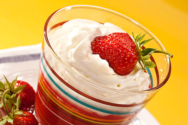 포토 JPG 해외이미지 접시 열매 음식 과일 딸기 디저트 사람없음 여름 사발 달콤 맛 혼합 크림 해외202004 해외포토 식물 식기 계절 컨셉 사기그릇 파일형식 이미지허브