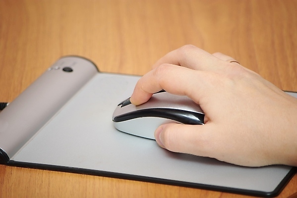 포토 JPG 해외이미지 직업 손 응시 여자 인터넷 비즈니스 탁자 열쇠 노동자 실내 사람 앉기 성인 사람없음 노트북 컴퓨터 사무실 독서 모니터 타이핑 키보드 기록 업무 작업 비즈니스우먼 집중 책상 문서 바쁨 해외202004 해외포토 시선 가구 컨셉 모션 내부 신체부위 전자제품 직장인 파일형식 이미지허브