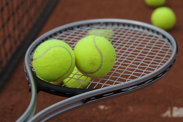 포토 JPG 해외이미지 사람없음 야외 아웃포커스 테니스 테니스라켓 테니스용품 테니스장 테니스공 땅바닥 해외202004 해외포토 스포츠용품 공 스포츠시설 바닥 촬영기법 구기 라켓 파일형식 이미지허브