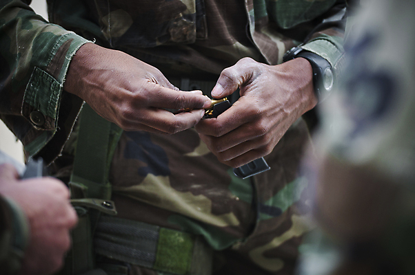 포토 JPG 해외이미지 남자 무기 불 사람 사람없음 힘 수비 고독 목표 위험 공격 발사 군용 전쟁 육군 병정 늑대 전쟁터 경보 보병 작전 적 특공대 특별함 해외202004 해외포토 자연요소 감정 컨셉 포유류 모션 군대 특수부대 파일형식 이미지허브