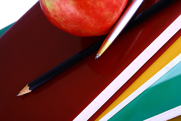 포토 JPG 해외이미지 교육 생각 과일 졸업 학교 상상 성공 사람없음 책 독서 연필 가르침 목표 사과 오솔길 성적 문학 고립 압력 해외202004 해외포토 길 컨셉 학용품 필기구 파일형식 이미지허브