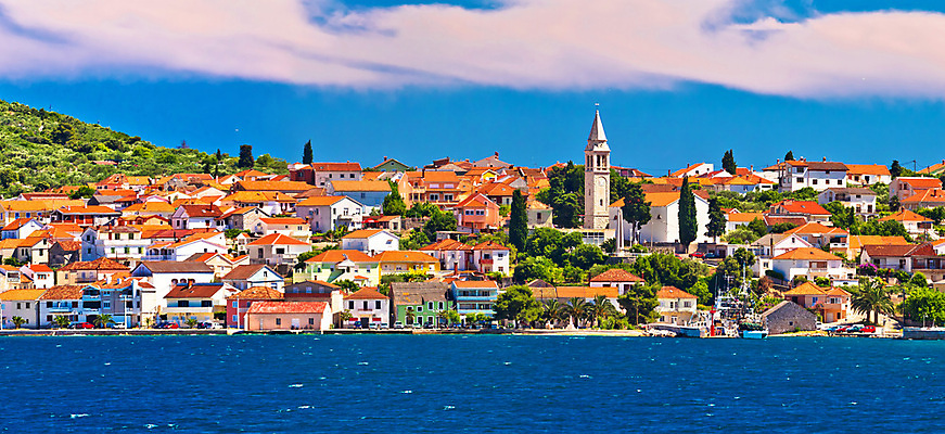 포토 JPG 해외이미지 나무 전통 유럽 바다 섬 건축양식 하늘 주택 파노라마 풍경 사람없음 초록색 여름 파란색 마을 항구 놀람 바위 도시 만 보트 역사 어부 지중해 언덕 그림 타운 크로아티아 옛날 채널 해외202004 해외포토 식물 직업 계절 건축 감정 나라 컬러 배_교통 교통시설 촬영기법 표정 건물 돌_바위 파일형식 이미지허브