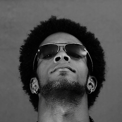 포토 JPG 해외이미지 모델 헤어스타일 응시 남자 안경 여유 얼굴 포즈 수염 한명 사람 소년 성인 선글라스 머리 유행 검은색 어둠 표현 자신감 시원함 유혹 피부 목 히스패닉 스타일 해외202004 해외포토 1 시선 잡화 감정 어린이 컬러 컨셉 신체부위 파일형식 이미지허브