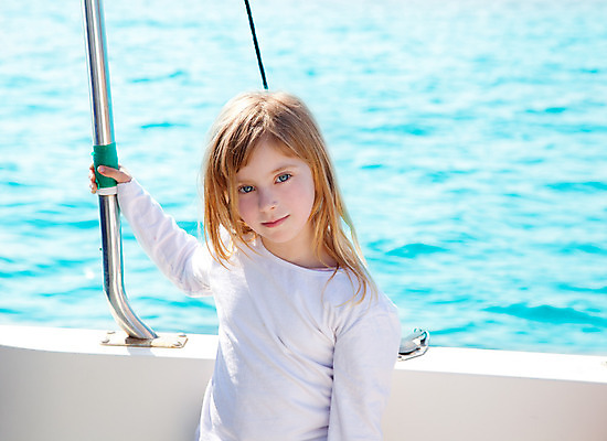 포토 JPG 해외이미지 백인 응시 여자 유럽 어린이 스포츠 파도 바다 여행 요트 교통시설 휴가 휴식 항해 건강 한명 미소 사람 야외 물 여름 파란색 금발 보트 작음 갑판 지중해 네비게이션 철책 해외202004 해외포토 자연요소 서양인 1 헤어스타일 시선 계절 나라 컬러 교통 컨셉 배_교통 표정 크기 시설 파일형식 이미지허브