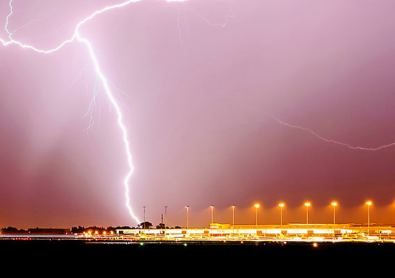 포토 JPG 해외이미지 구름 백그라운드 컨셉 비즈니스 교통시설 하늘 비행기 안테나 사람없음 물 파란색 태양 어둠 사막 흰색 분위기 고급 공항 위험 큼 번개 사건 고도 항공 상업 볼트 승객 폭풍 대패 스트라이크 요금 폭풍우 해외202004 해외포토 자연요소 컬러 교통 통신 항공교통 날씨 대중교통 공구 비_날씨 크기 자연재해 시설 파일형식 이미지허브