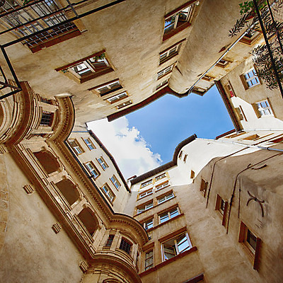 포토 JPG 해외이미지 유럽 여행 곡선 건축양식 호텔 거리 사람없음 건물 빛 여행객 계단 탑 프랑스 기둥 도시 중세 역사 플랫 도심 비밀 아치 지역 타운 로마인 르네상스 리옹 석회암 해외202004 해외포토 건축물 건축 나라 선 컨셉 숙소 사람 인종 암석 파일형식 이미지허브