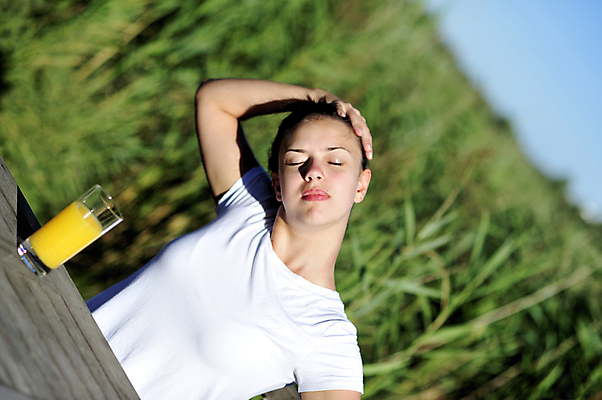 포토 JPG 해외이미지 라이프스타일 손 행복 얼굴 음료 다이어트 오렌지 과일 유리 휴가 휴식 건강 한명 여름 컬러풀 스트레칭 주스 칵테일 내추럴 해외202004 해외포토 1 계절 감정 컬러 컨셉 재질 주류 사람 생활 신체부위 운동 파일형식 이미지허브